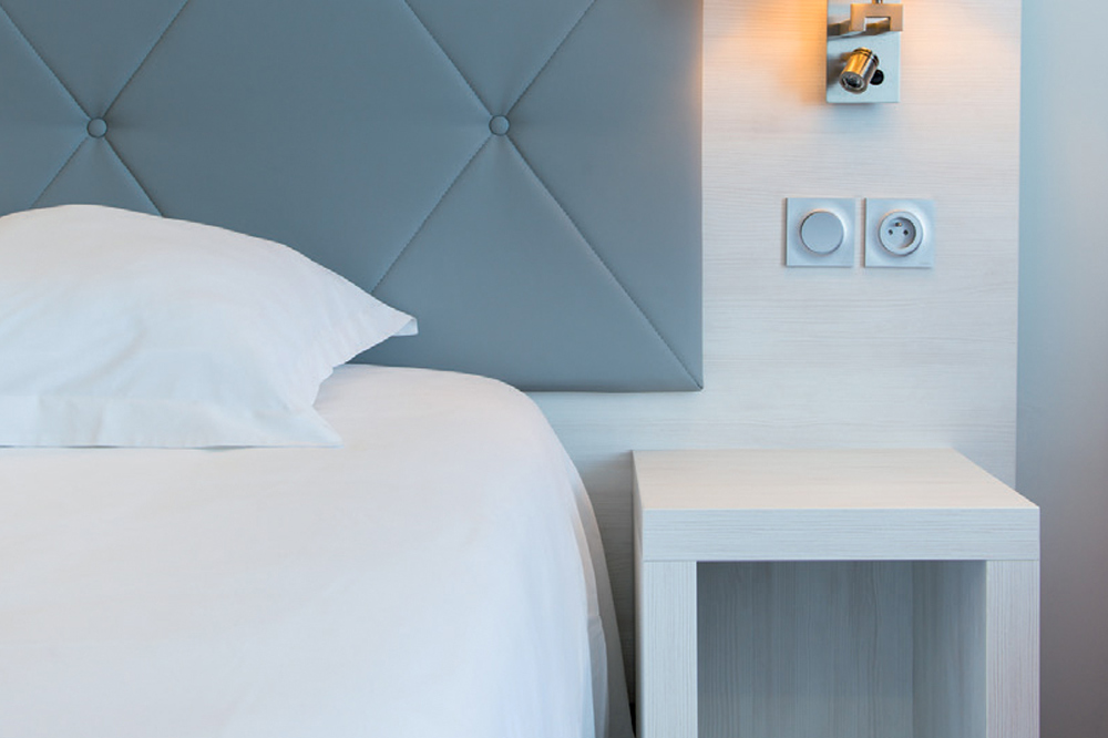 Tête de lit hôtel capitonnée boutons avec luminaires port usb intégrés